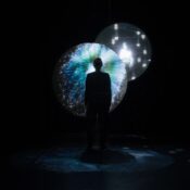 DNAを月へと打ち上げる!? アートが探求する、死後に「遺すもの」の可能性